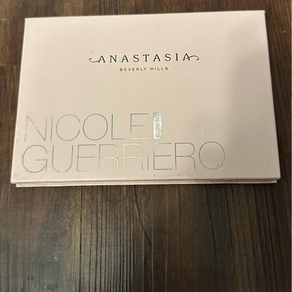 Anastasia Beverly Hills glow kit Nicole Guerriero - Picture 1 of 3
